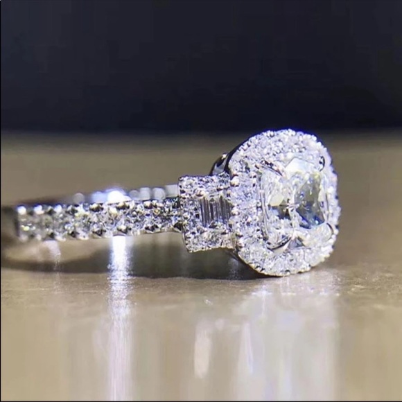 New Women’s 925 Silver Luxury Diamond Ring - Picture 2 of 2